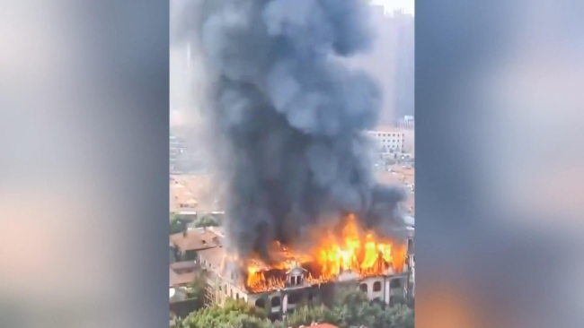 Çin’de 100 yıllık otelde büyük yangın