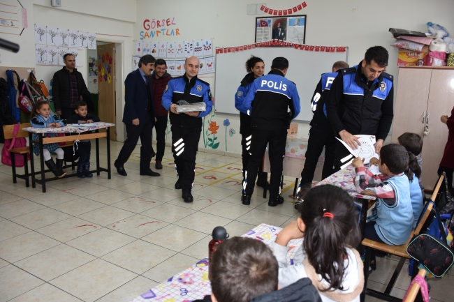 Hakkari polisi köy okulunun öğrencilerini sevindirdi