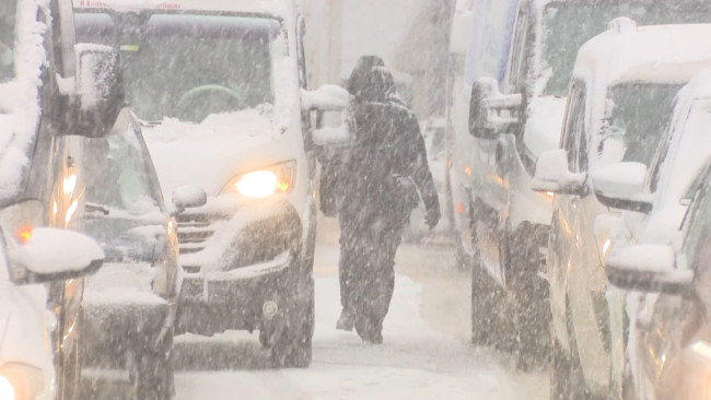 İstanbul'u kar fırtınası vurdu: Uçuşlar durdu, trafik kilitlendi