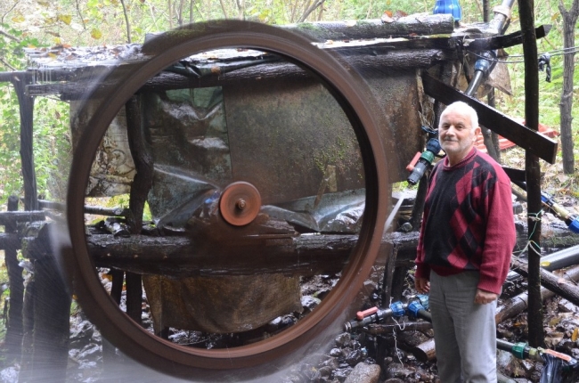 Dere kenarına kurduğu sistemle evinin elektrik ihtiyacını karşılıyor