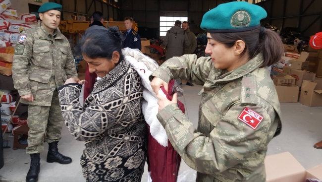 Arnavut depremzede Türk askerine sarılıp ağladı: Allah Türk askerinden razı olsun