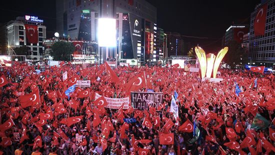 Meydanlarda 'demokrasi nöbeti' sürüyor