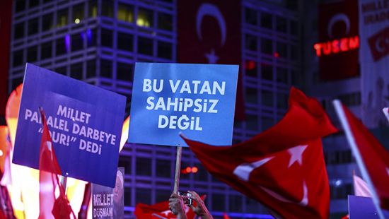 Meydanlarda 'demokrasi nöbeti' sürüyor