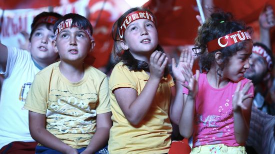 Meydanlarda 'demokrasi nöbeti' sürüyor