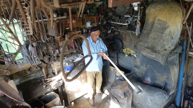 Atölyesinde 61 yıldır çekiç sallıyor