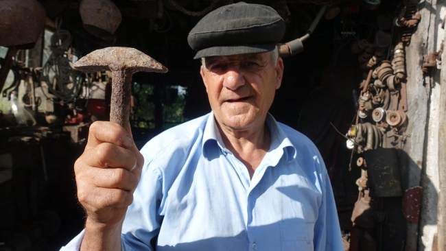 Atölyesinde 61 yıldır çekiç sallıyor