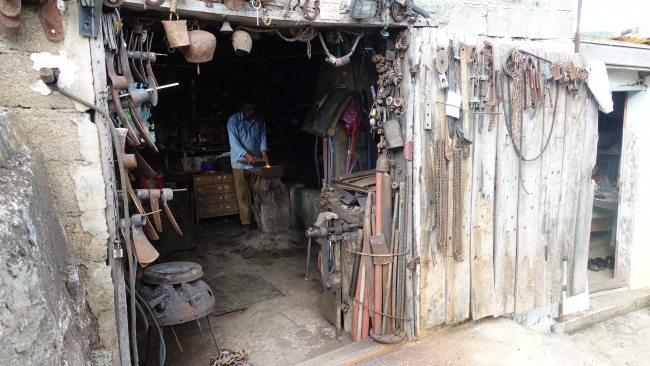 Atölyesinde 61 yıldır çekiç sallıyor