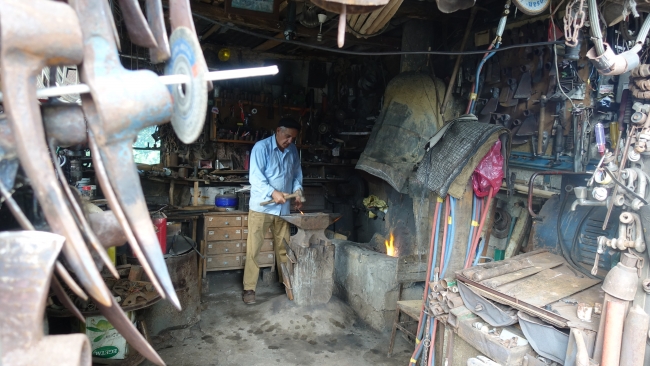 Atölyesinde 61 yıldır çekiç sallıyor