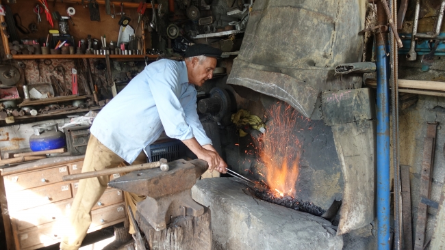 Atölyesinde 61 yıldır çekiç sallıyor