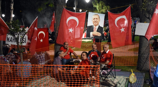 Meydanlarda demokrasi nöbeti başladı