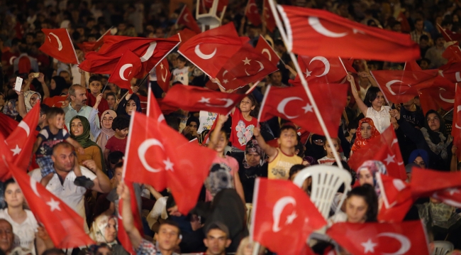 Meydanlarda demokrasi nöbeti başladı