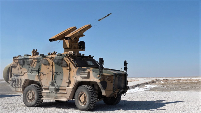 Sungur yakın hava savunma füzesi olarak üretilmiş ve kara araçlarına monte edilmişti. 