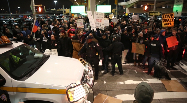 JFK Havalimanı'nda gözaltı protestosu