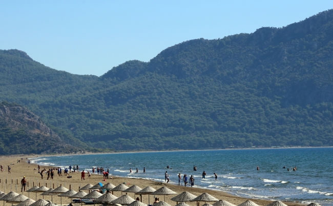 Vatandaşlar sonbaharda denize girmenin keyfini yaşadı