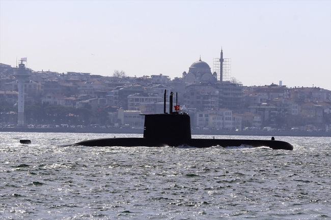 Türk savaş gemileri ve denizaltıları İstanbul Boğazı’ndan geçti