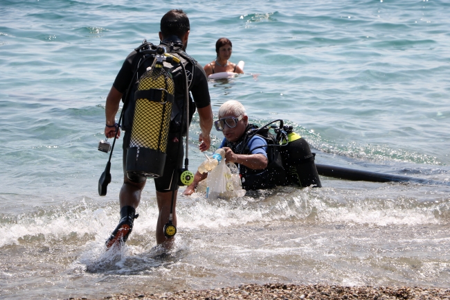 Dünyaca ünlü Konyaaltı Sahilinde çöplüğe dönen deniz temizlendi