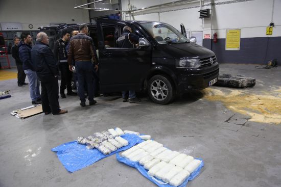 Uyuşturucuyu yakıt deposunun içine saklamışlar