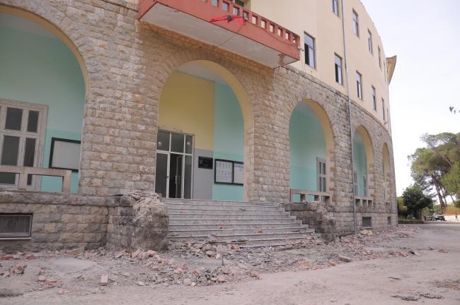 Arnavutluk'ta dün meydana gelen 5,8 büyüklüğündeki depremden dolayı, yüzlerce yapıda hasar oluştu. Fotoğraf: AA