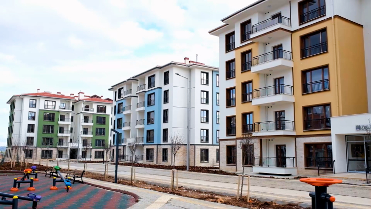 Adıyamanlı depremzede aileye yeni evleri teslim edildi