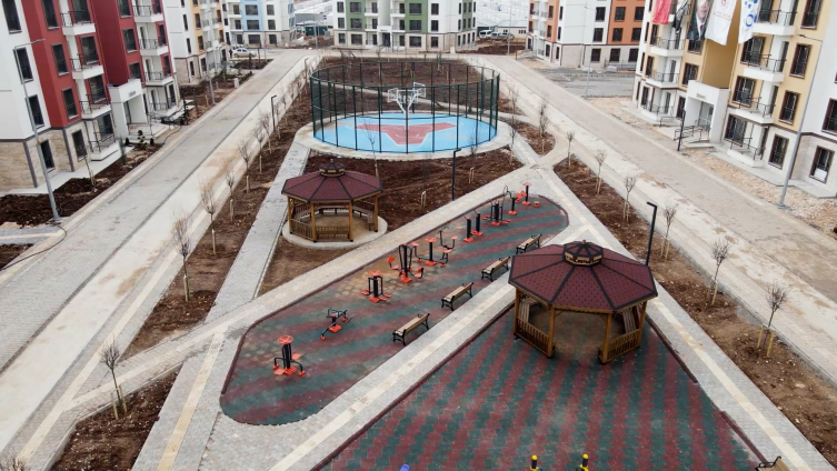 Adıyamanlı depremzede aileye yeni evleri teslim edildi