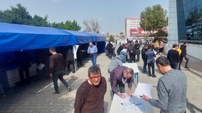 Adana'da SGK bahçesinde EYT başvurusu