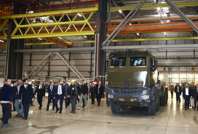 Bakan Varank zırhlı askeri araç 'Derman'ı kullandı