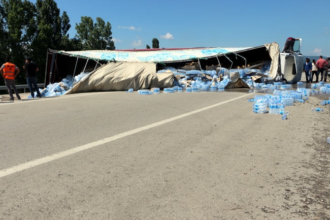 Tır devrildi, emniyet kemeri hayat kurtardı