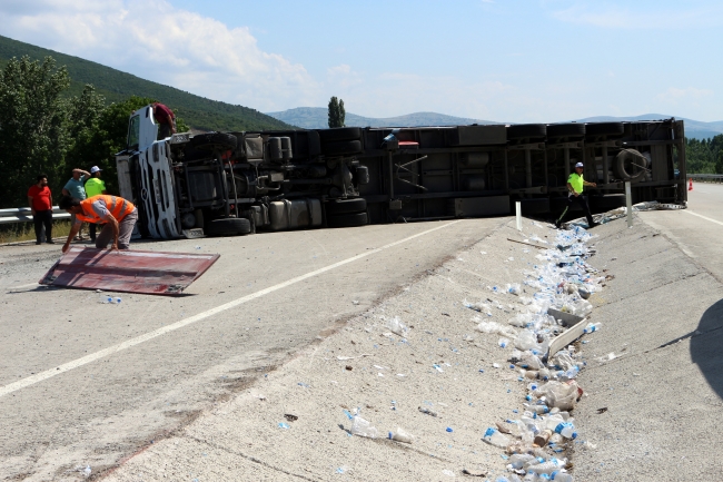Tır devrildi, emniyet kemeri hayat kurtardı