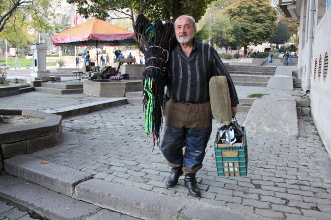 Müşterilerin ayakkabılarını ateşle yakarak boyuyor