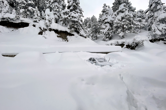 Kastamonu'da araçlar karla kaplandı: Üçüncüde arabamı buldum