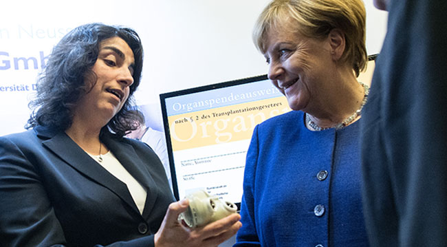 Kalp Cerrahı Dilek Gürsoy ve Almanya Başbakanı Angela Merkel, Gürsoy'un doğduğu Neuss kentinde, 21 Eylül 2017. Fotoğraf: Getty