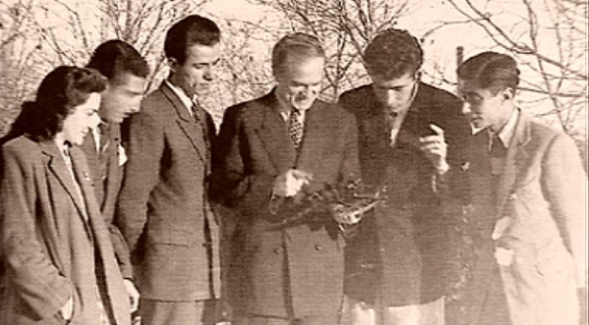Dilhan Eryurt (solda), Ankara Üniversitesi'nde Tevfik Kabakçıoğlu'nun (ortada) asistanlığını yaptı.