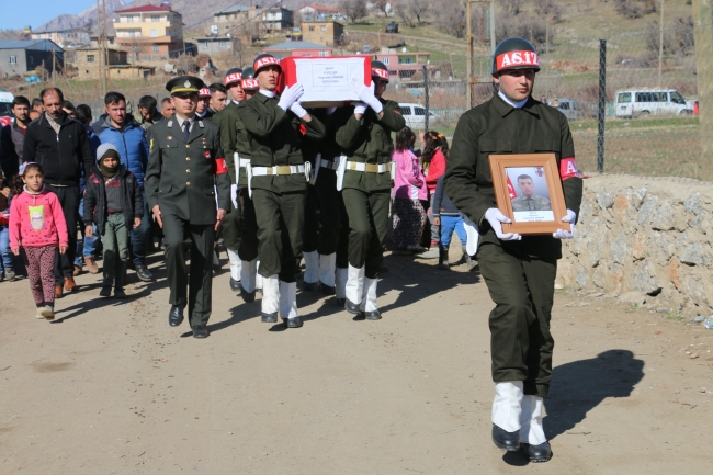 Şehit Piyade Erler Miraç Gürhan ve Hayrettin Dindar memleketlerinde toprağa verildi