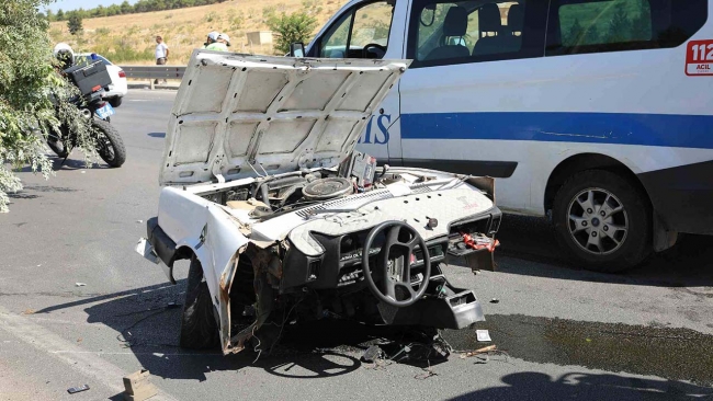 Direğe çarpan otomobil ikiye ayrıldı: 2 ölü, 2 yaralı