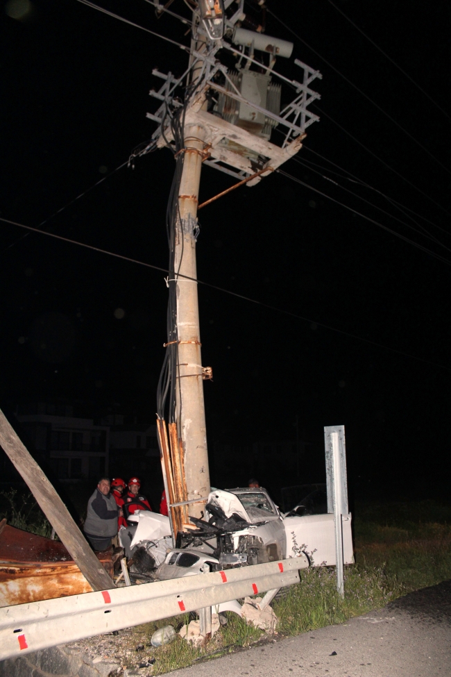 Otomobil beton direğe çarptı: 3 ölü