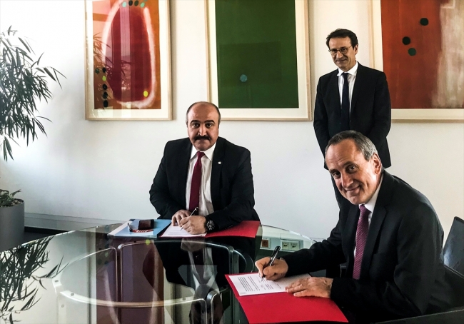 Hedef Anlaşmasını, Bilim ve Kültür Bakanı Prof. Dr. Konrad Wolf (sağda) ile DİTİB Eyalet Birliği Başkanı Yılmaz Yıldız (solda) imzaladı.