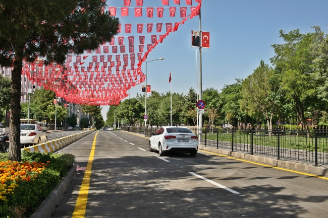 Diyarbakır Valiliği'nin bulunduğu cadde 4 yıl sonra trafiğe açıldı