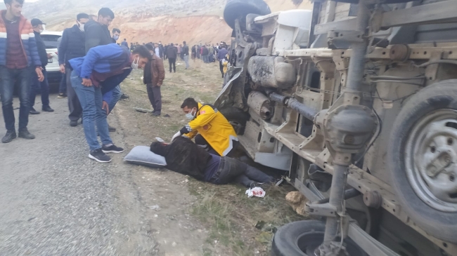 Diyarbakır'da otomobil ile kamyonet çarpıştı: 5 ölü