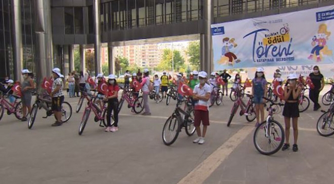 EBA'da derslerini aksatmayan 400 öğrenciye bisiklet hediyesi