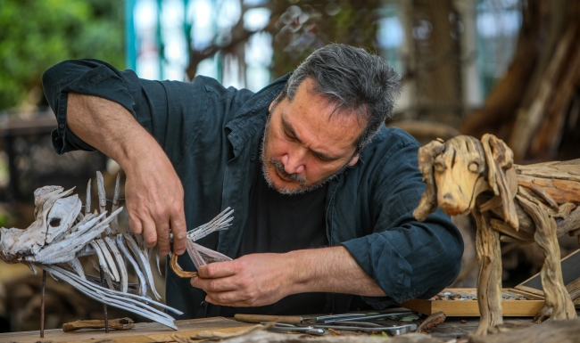 Doğadan topladığı odun parçalarına hayat veriyor