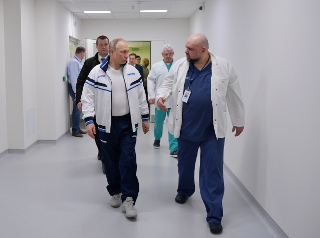 Rusya Devlet Başkanı Vladimir Putin, Dr. Denis Protsenko ile Komünarka Hastanesi'ni gezdi. 24 Mart 2020 | Fotoğraf: Reuters