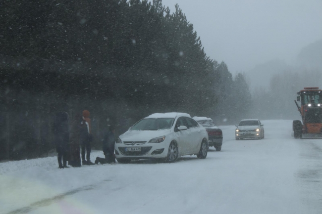 Kar lastiği takmadan trafiğe çıkanlar yolda mahsur kaldı