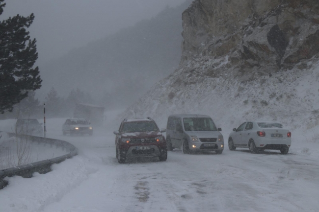 Kar lastiği takmadan trafiğe çıkanlar yolda mahsur kaldı