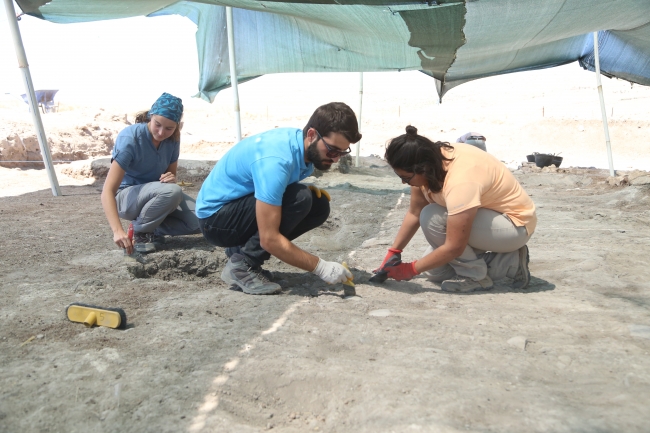 Domuztepe'de 8 bin yıllık tıraş bıçağı ve kirmen bulundu