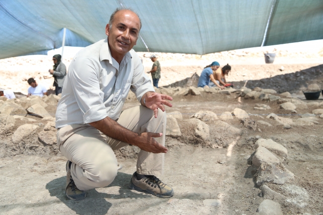 Domuztepe'de 8 bin yıllık tıraş bıçağı ve kirmen bulundu