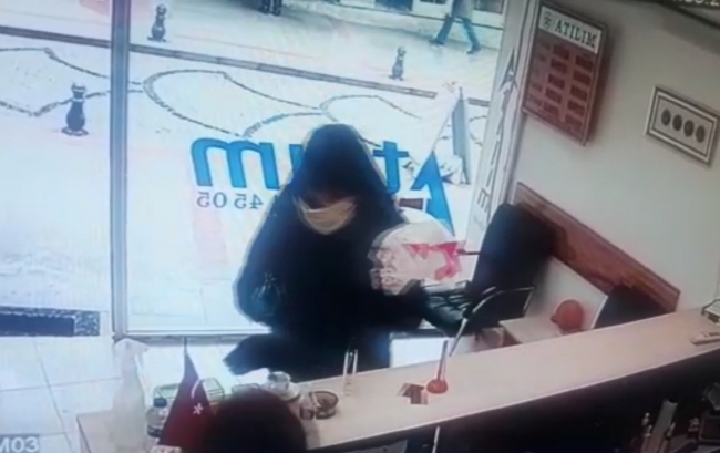 Silahlı soyguncuyu kovalayan kadın kamerada