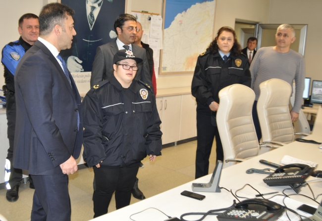 Down sendromlu kız 1 günlüğüne polis oldu