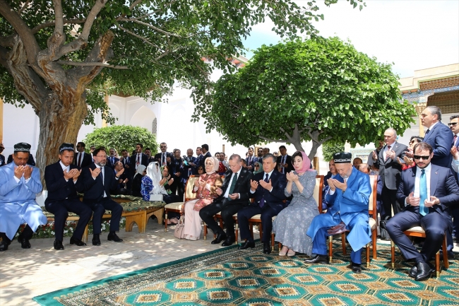 Cumhurbaşkanı Erdoğan, Nakşibend Türbesi’ni ziyaret etti