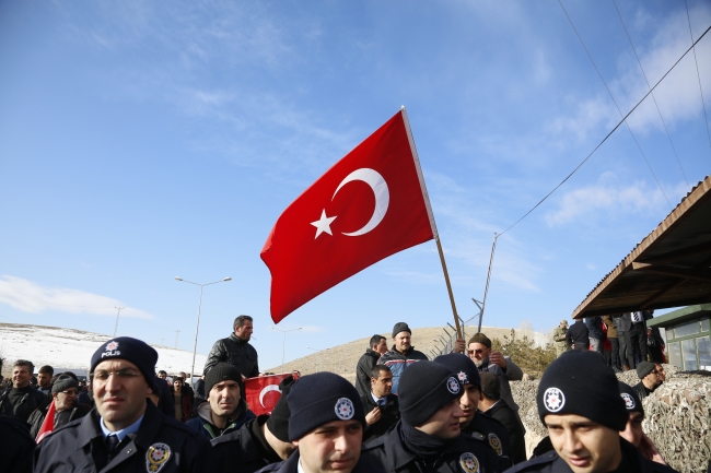 Mehmetçiği Afrin'e binlerce kişi dualarla uğurladı