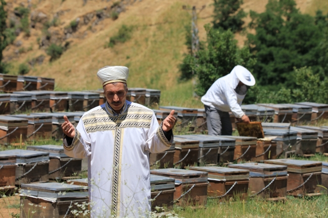 2 bin 500 rakımlı yaylada bal duasına çıktılar